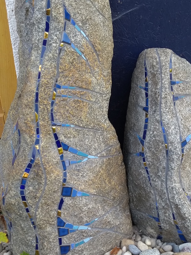zwei Steine mit blauen Mosaikintarsien